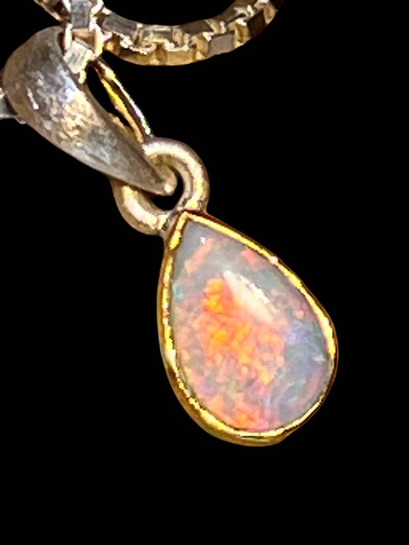 Schwarzopal Tropfen Anhänger in Silber Mit Teilvergoldeter Fassung von MaxGloriaOpal