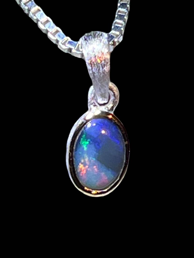 Schwarzopal Tropfen Anhänger in Silber Mit Vergoldeter Fassung von MaxGloriaOpal