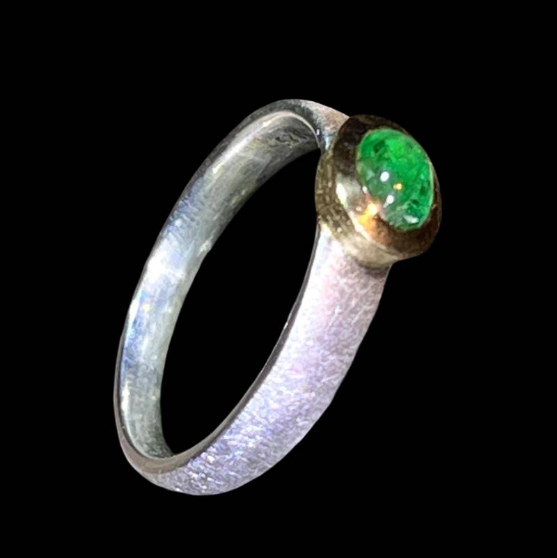 Smaragd Cabochon Ring in Silber Mit Vergoldeter Fassung von MaxGloriaOpal