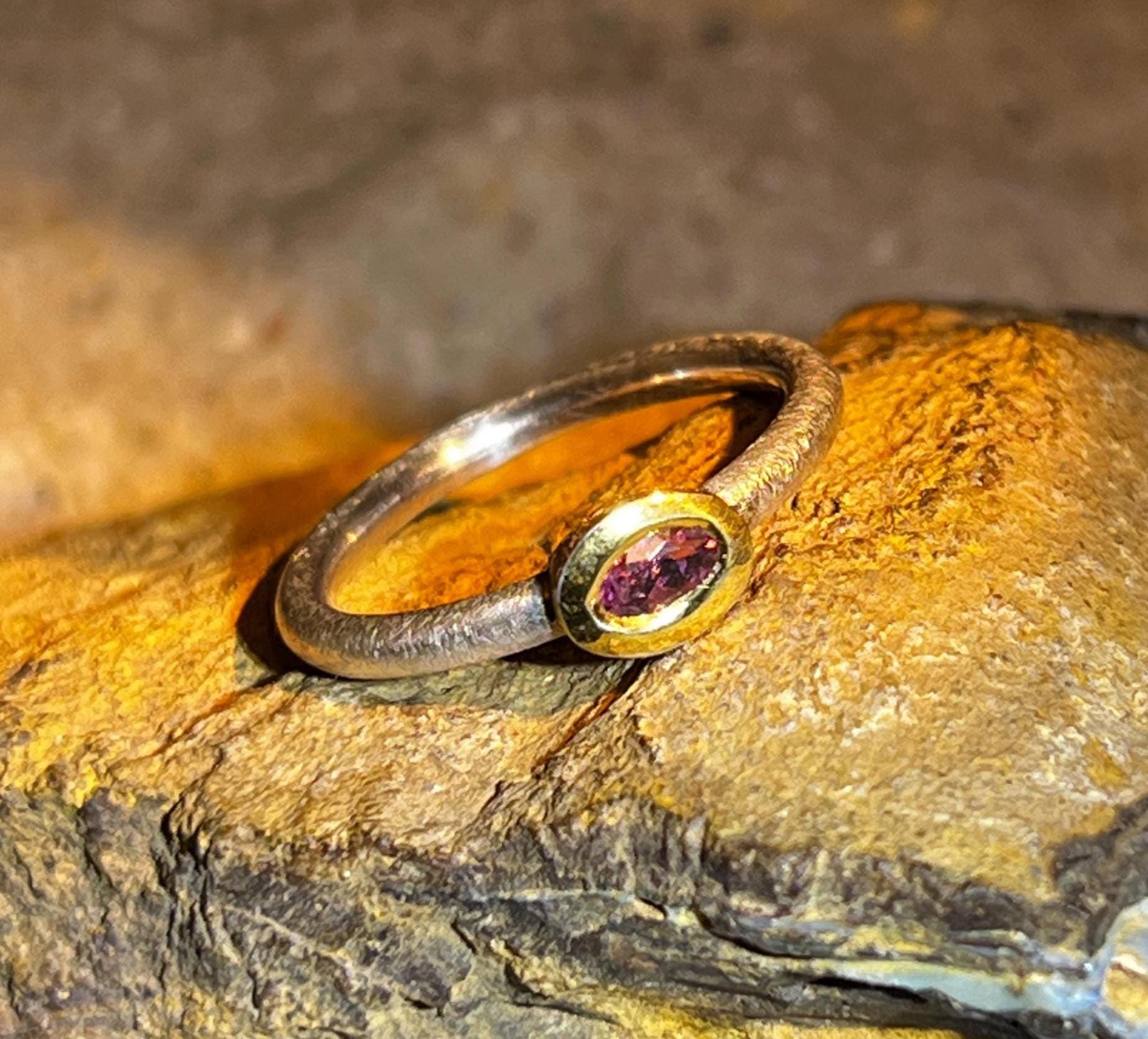 Turmalin Minimalist Ring in Silber Mit Vergoldeter Fassung von MaxGloriaOpal