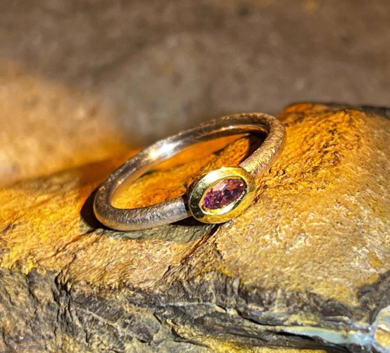 Turmalin Minimalist Ring in Silber Mit Vergoldeter Fassung von MaxGloriaOpal