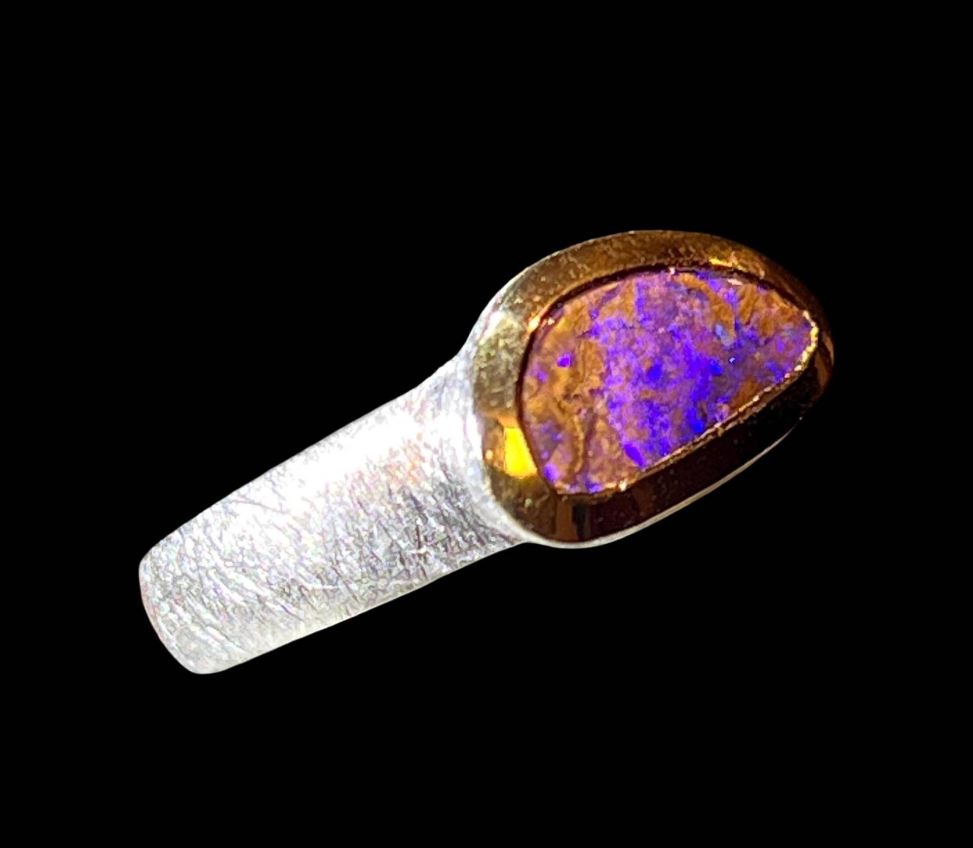Violett Feuer Boulder Opal Ring in Silber Mit Teilvergoldeter Fassung von MaxGloriaOpal