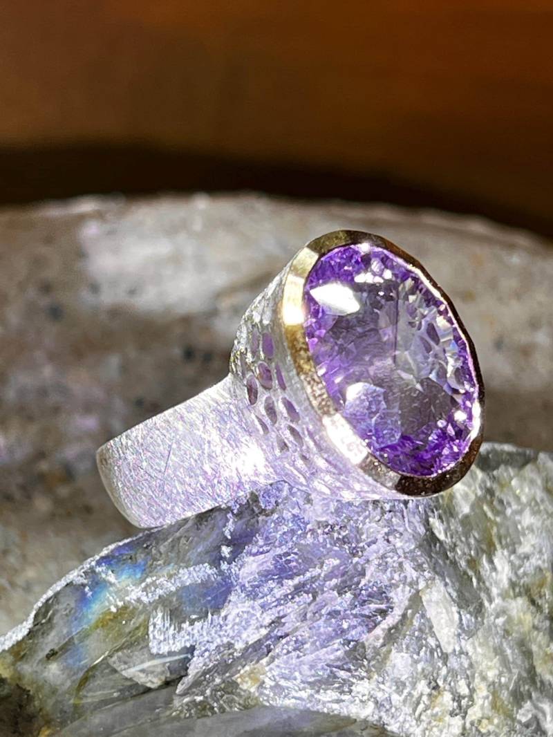 Violett Königin Amethyst Ring in Silber Mit Teilvergoldeter Fassung von MaxGloriaOpal