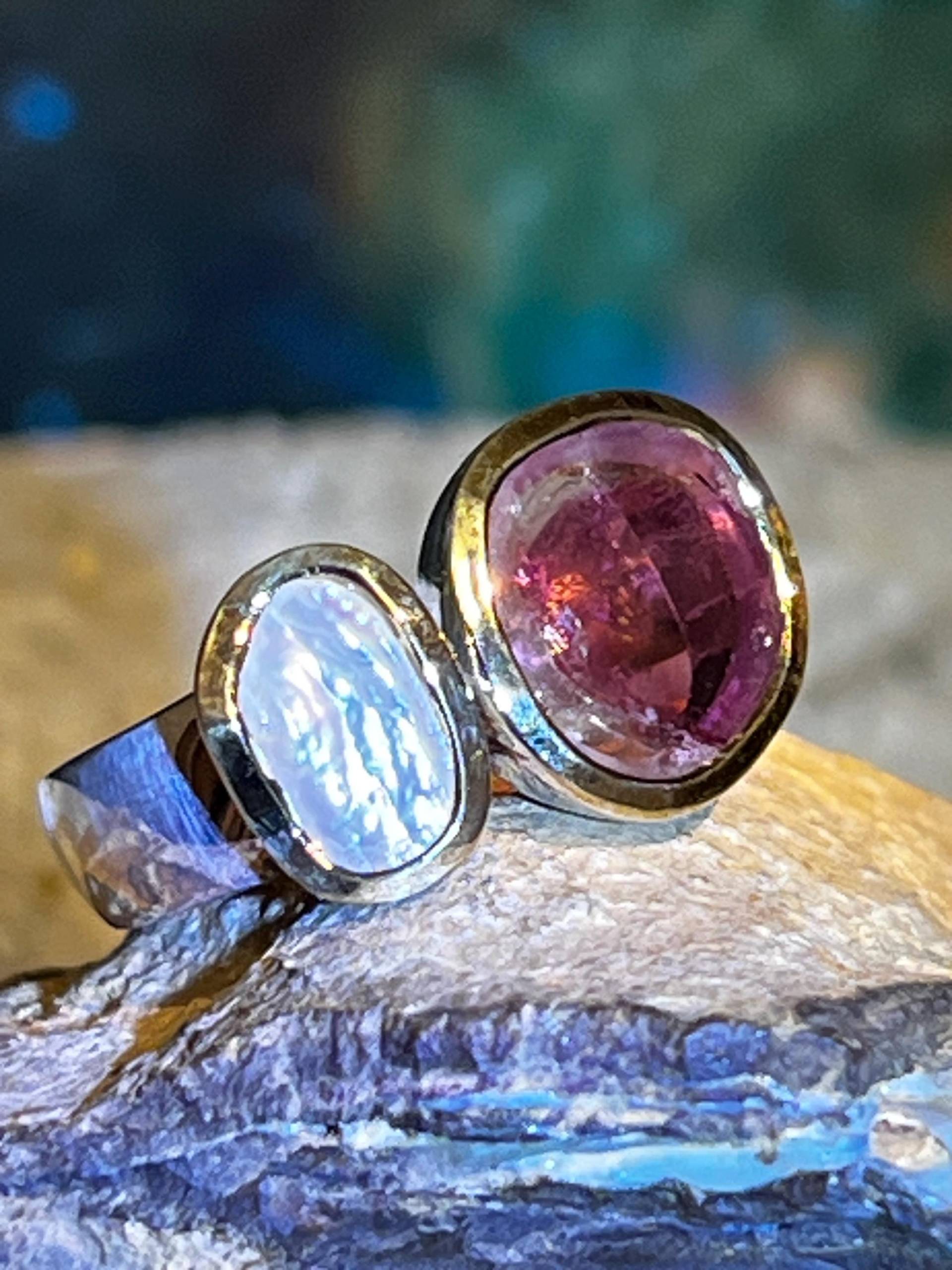 Wassermelonenturmalin Und Naturperle Ring in Silber Mit Teilvergoldete Fassung von MaxGloriaOpal