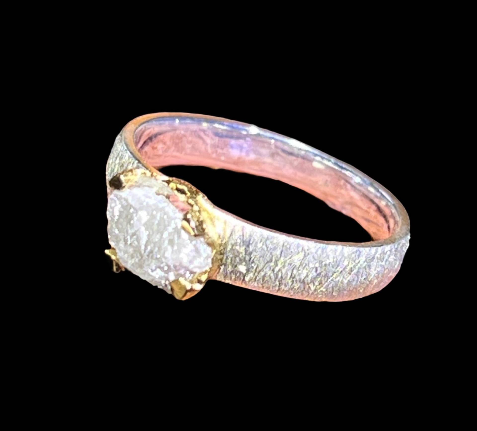 Weißer Rohdiamant Ring in Silber Mit Vergoldeter Fassung von MaxGloriaOpal