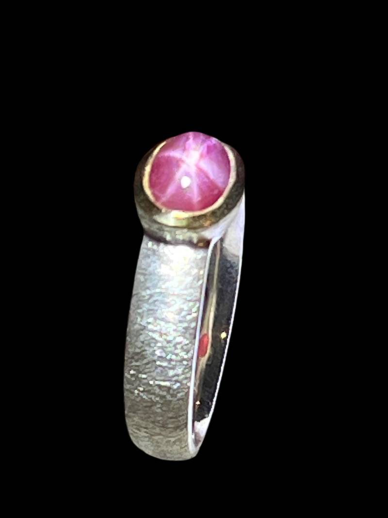 sternrubin Glücksring in Silber Mit Vergoldeter Fassung von MaxGloriaOpal