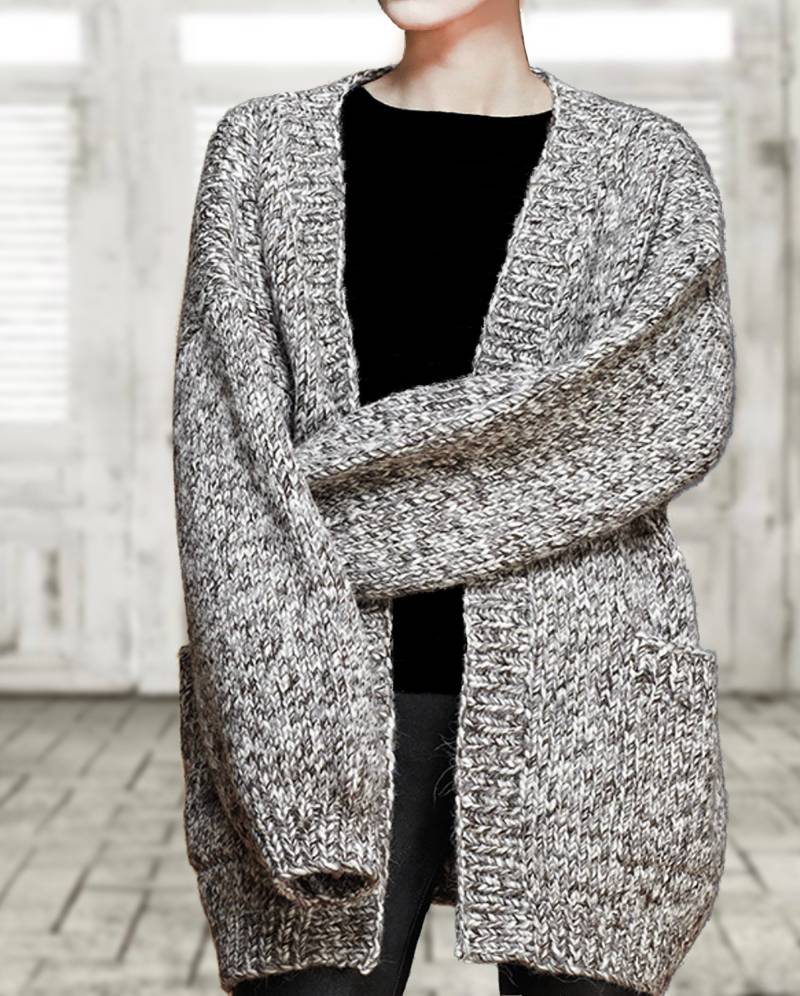 Hand Gestrickte Oversize Frau Grobstrick Slouchy Charcoal Weiß Mischung Wolle Stricken Strickjacke von MaxMelody