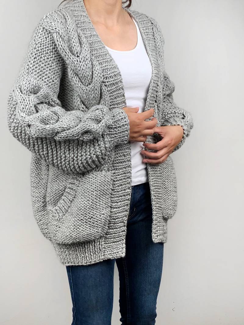 Hand Gestrickte Oversize Frau Pullover Grobstrick Slouchy Wolle Zopfmuster Strickjacke von MaxMelody
