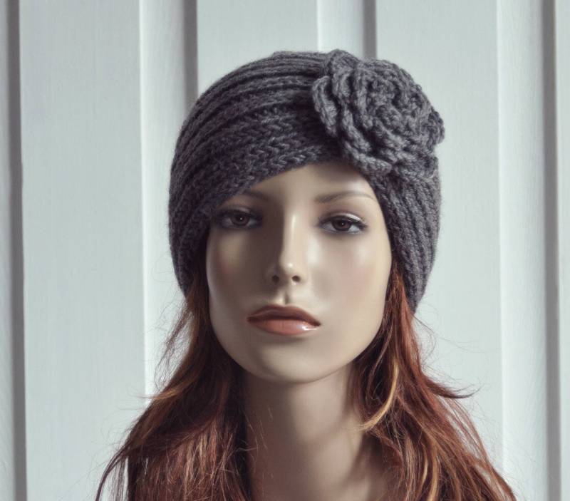 Hand Stricken Hut Frau Wolle Barett Mit Gehäkelten Blumen Charcoal Dark Grey von MaxMelody
