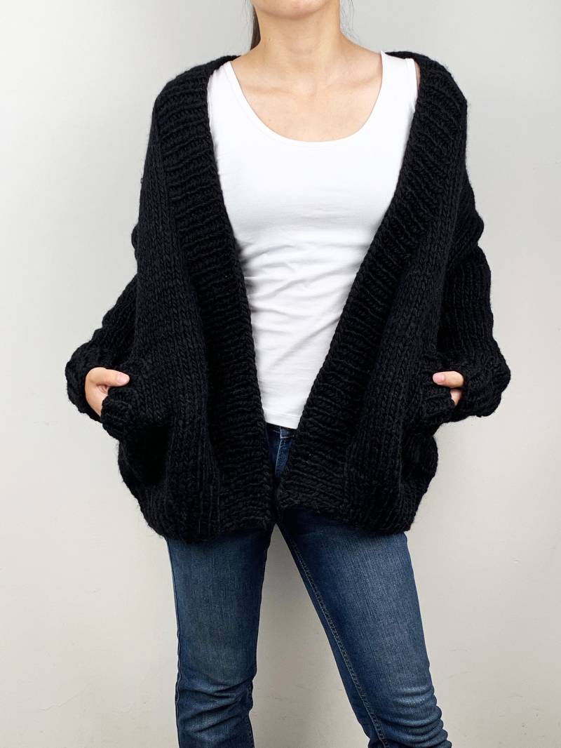 Hand Stricken Oversize Frau Pullover Grobstrick Slouchy Schwarze Wolle Strickjacke von MaxMelody