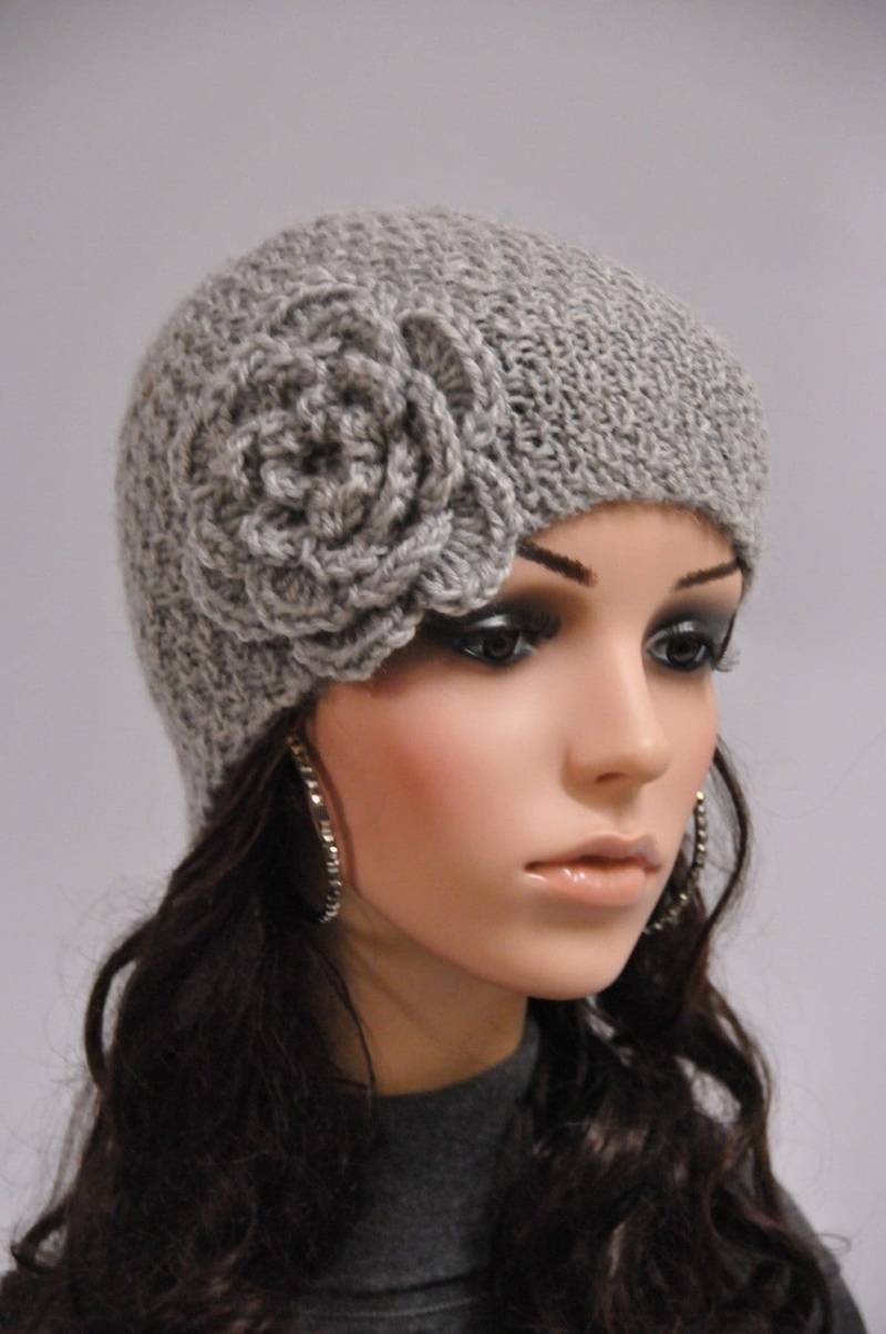 Handgestrickte Beanie Mütze Aus Wolle Mit Gehäkelter Blume in Grau von MaxMelody