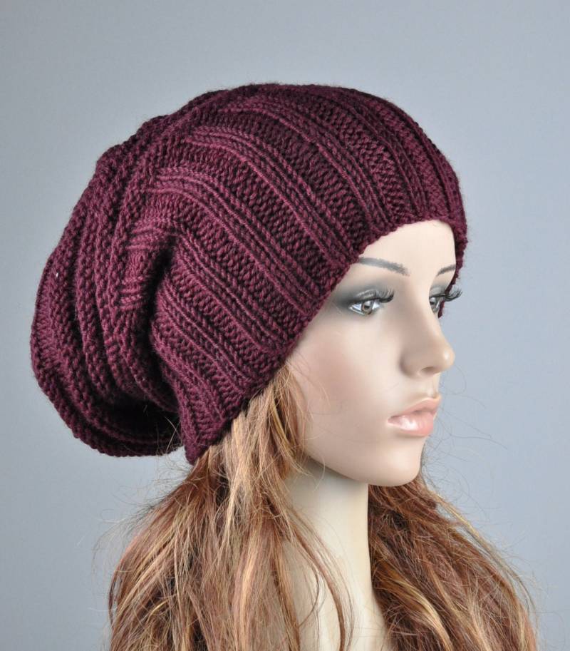 Hand Gestrickte Burgund Wolle Slouchy Hat Grobstrick Gerippte Mütze von MaxMelody