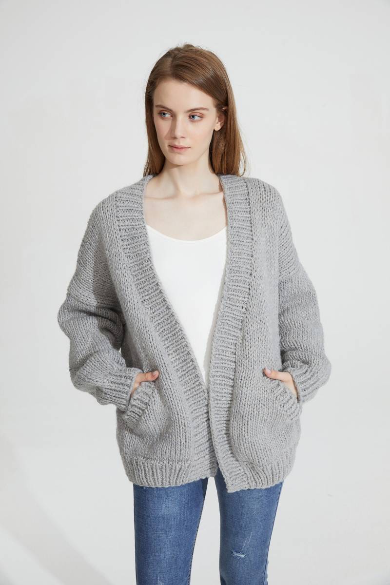 Handgestrickte Oversize Unisex Männer Frau Pullover Grobstrick Slouchy Wolle Strickjacke Holzkohle von MaxMelody