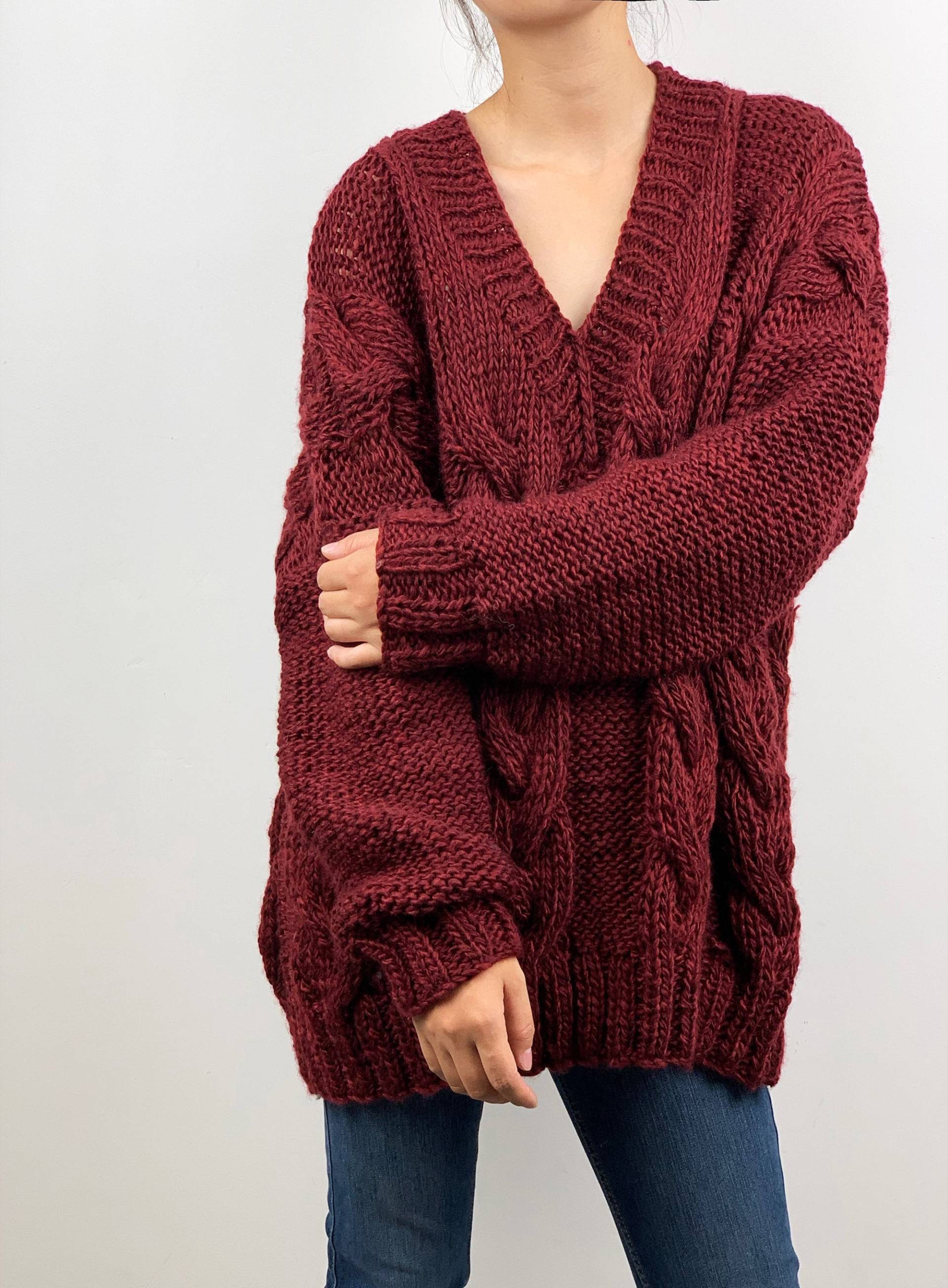Handgestrickte Wolle Zopfmuster Pullover Burgundy V-Neck Slouchy Pullover von MaxMelody