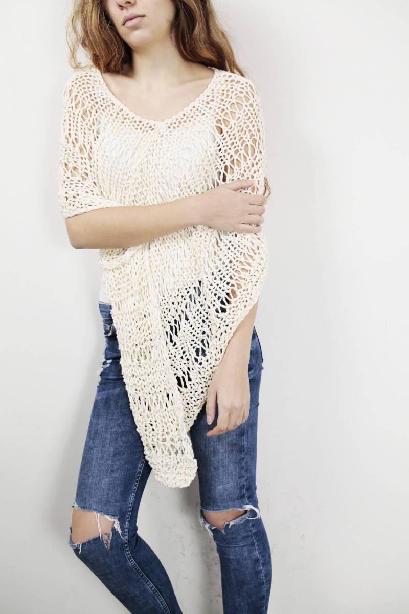 Handgestrickter Kleiner Baumwollponcho Strickschal Shrug Weiß Creme Damen Pullover von MaxMelody