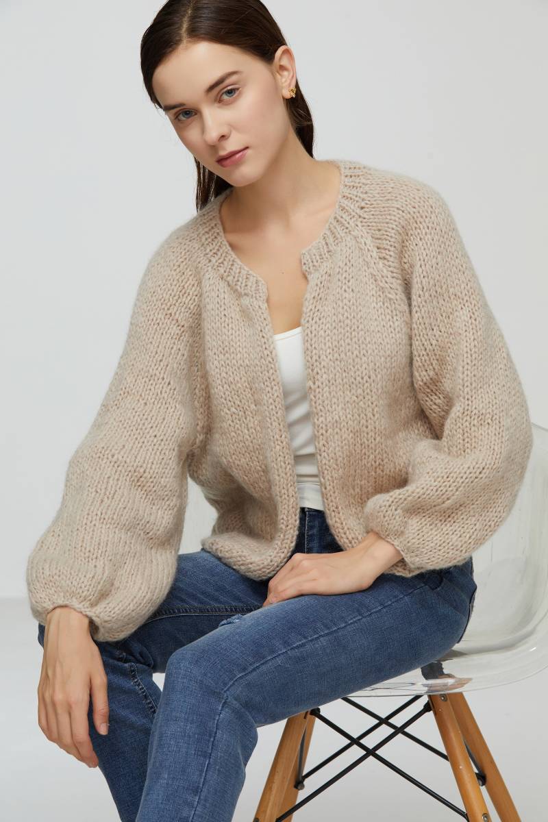 Handgestrickter Oversize Damen Pullover Chunky Slouchy Mohair Wolle Kurz Strickjacke Weizen von MaxMelody
