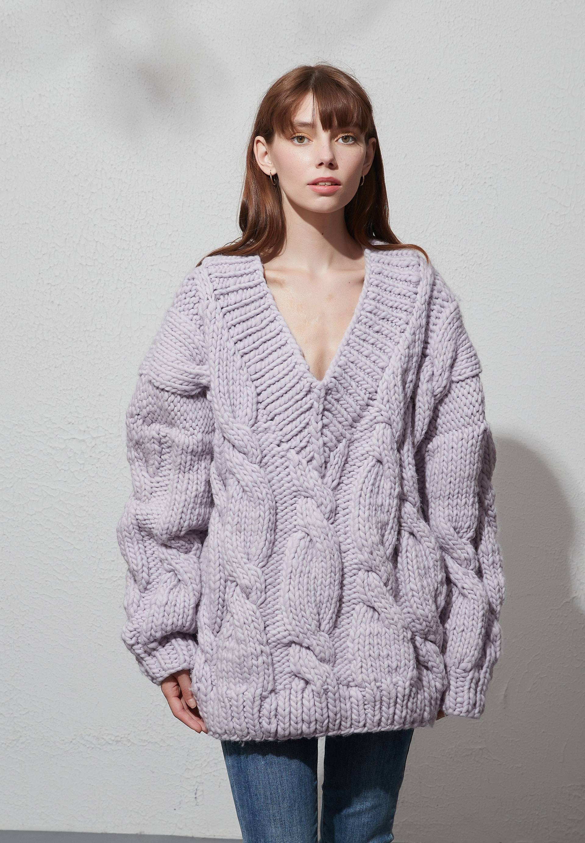 Handgestrickter Pullover Wolle Oversize Damen V-Ausschnitt Slouchy Flieder Zopfpullover von MaxMelody