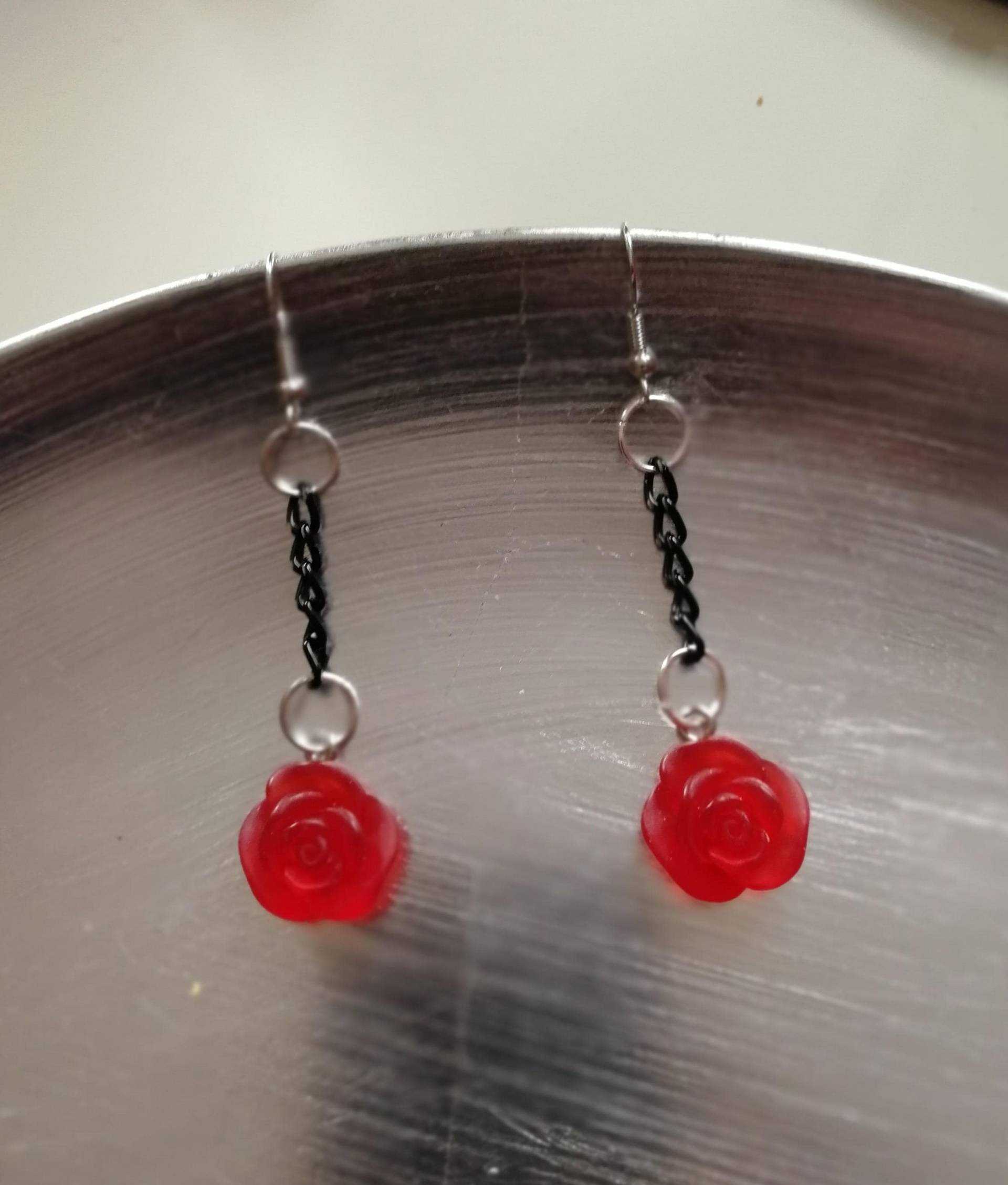 Rote Rosen Ohrringe, Blumen Anhänger Aus Harz, Rot, Schwarz, Silber, Handmade Rote Rosen Ohrringe, Blumen Anhänger Aus Harz, Rot, Schwarz, Silber, Handmade von Maxeggy