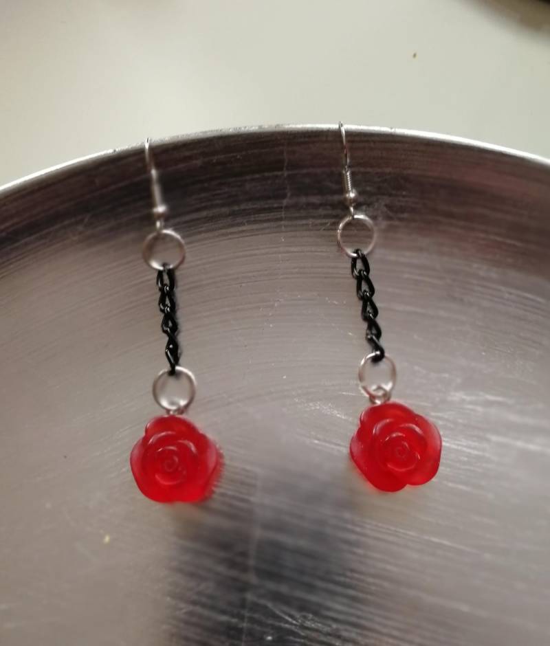 Rote Rosen Ohrringe, Blumen Anhänger Aus Harz, Rot, Schwarz, Silber, Handmade von Maxeggy