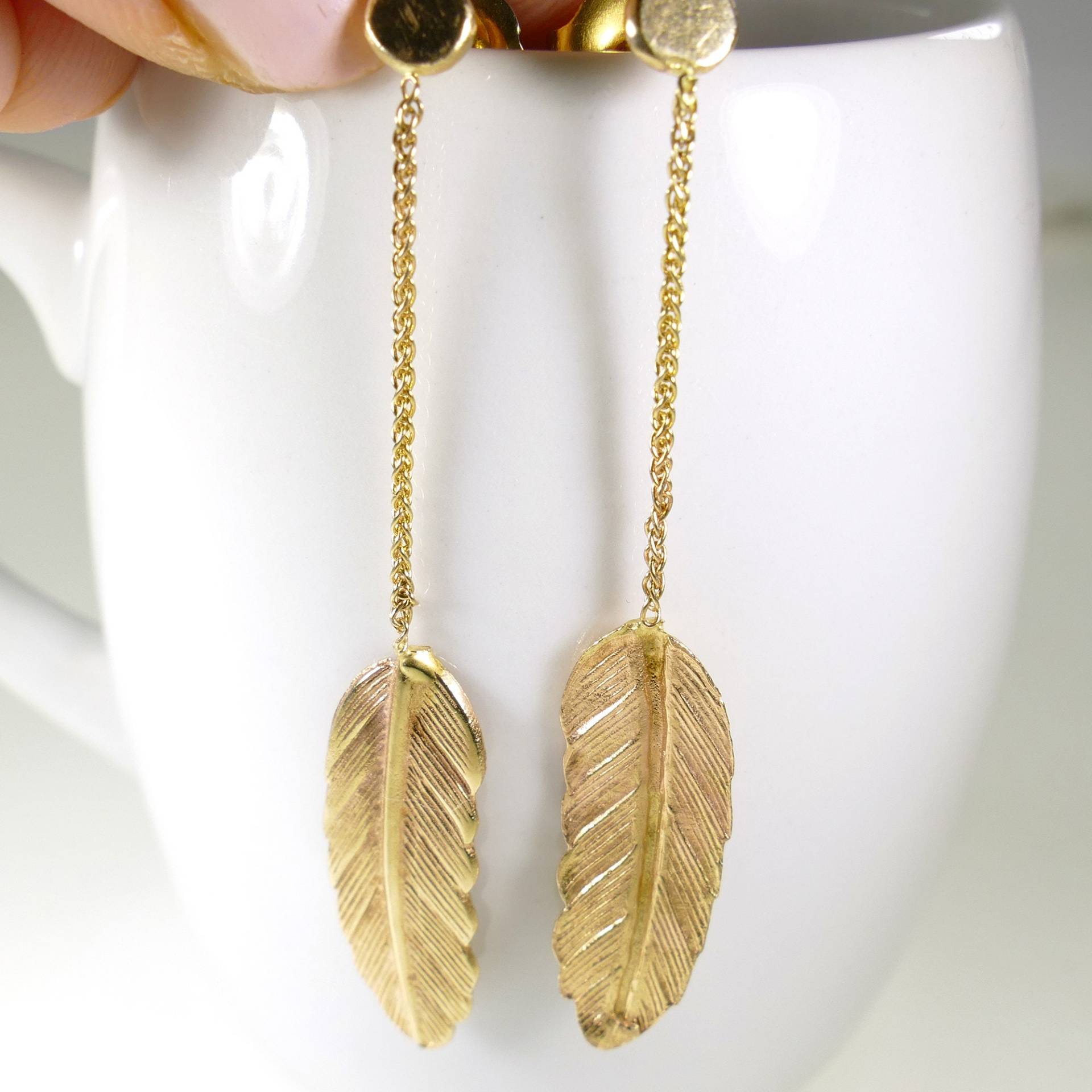 Gelb 14K Gold Feder Ohrringe. Baumelt Handgefertigt, Blatt Baumeln Tropfen Ohrringe, Handwerker Solid Ohrringe von MayDesigners