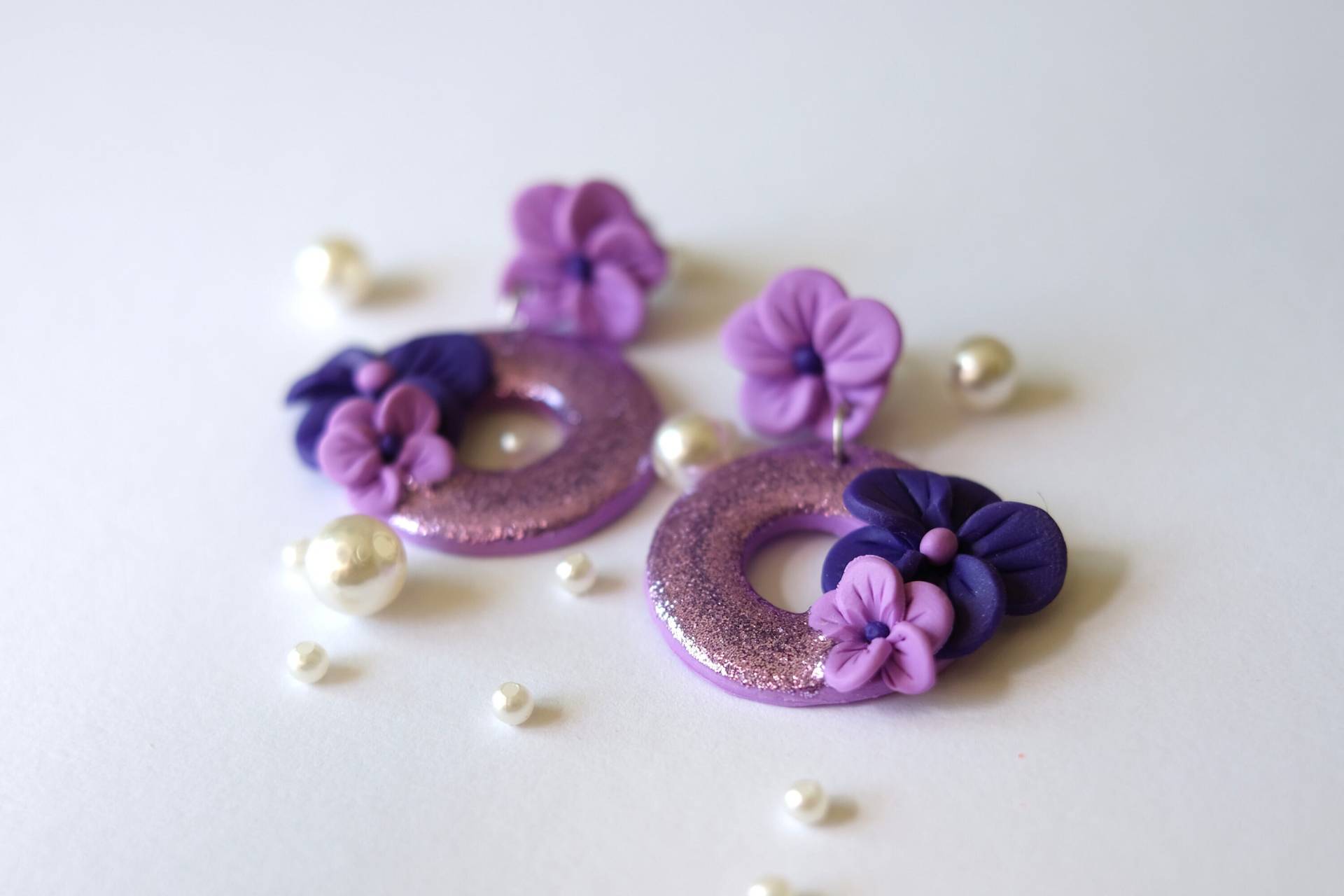 Lila Blumen Glitzer Polymer Clay Ohrringe/Polymer Ohrringe/Flower Power Statement Ohrringe/Lila Ohrringe von MayFlowersJ