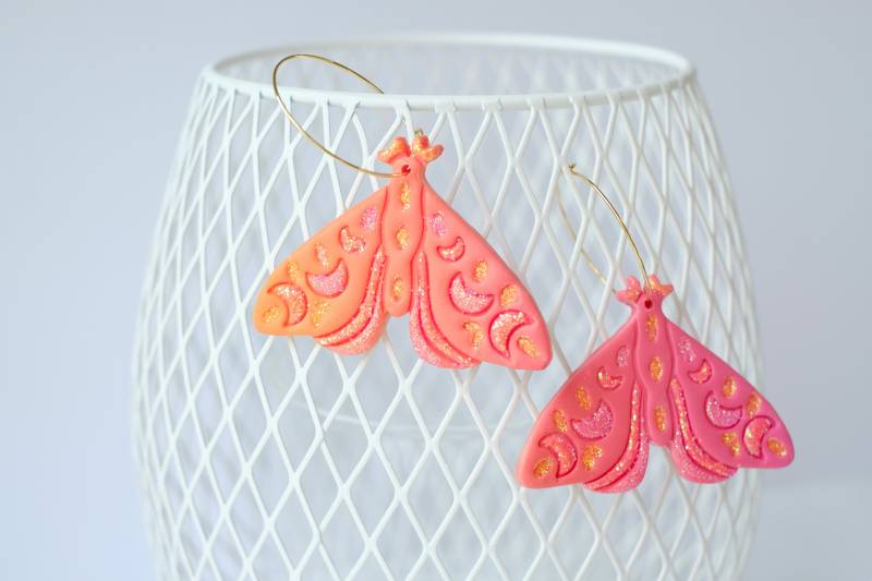 Glitzer Motten Ohrringe Sonnenuntergangs Ombre Creolen Aus Polymer Clay von MayFlowersJ