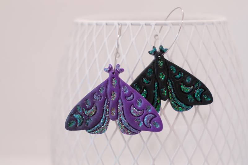 Motten Ohrringe Glitzer Nachtschwärmer Lila Polymerclay Creolen/ Wunderliche Hexenohrringe Schmetterling/ Halloween Polymer Clay/Motten Ohrring von MayFlowersJ