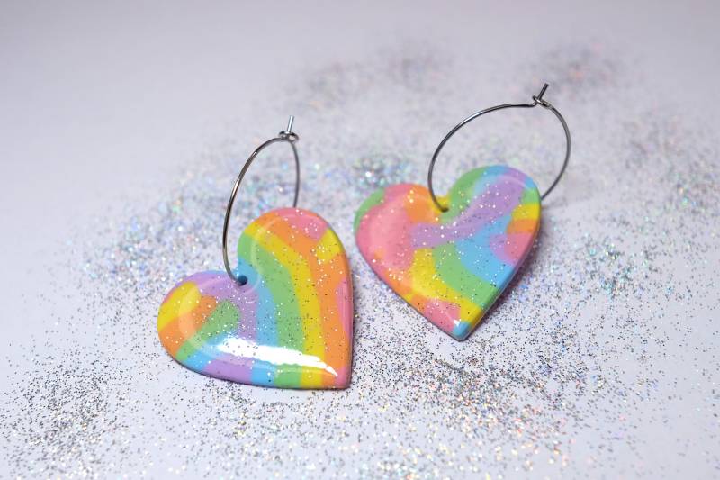 Regenbogen Herz Creolen Polymer Clay/Glitzer Pastell Ohrringe Hoops von MayFlowersJ