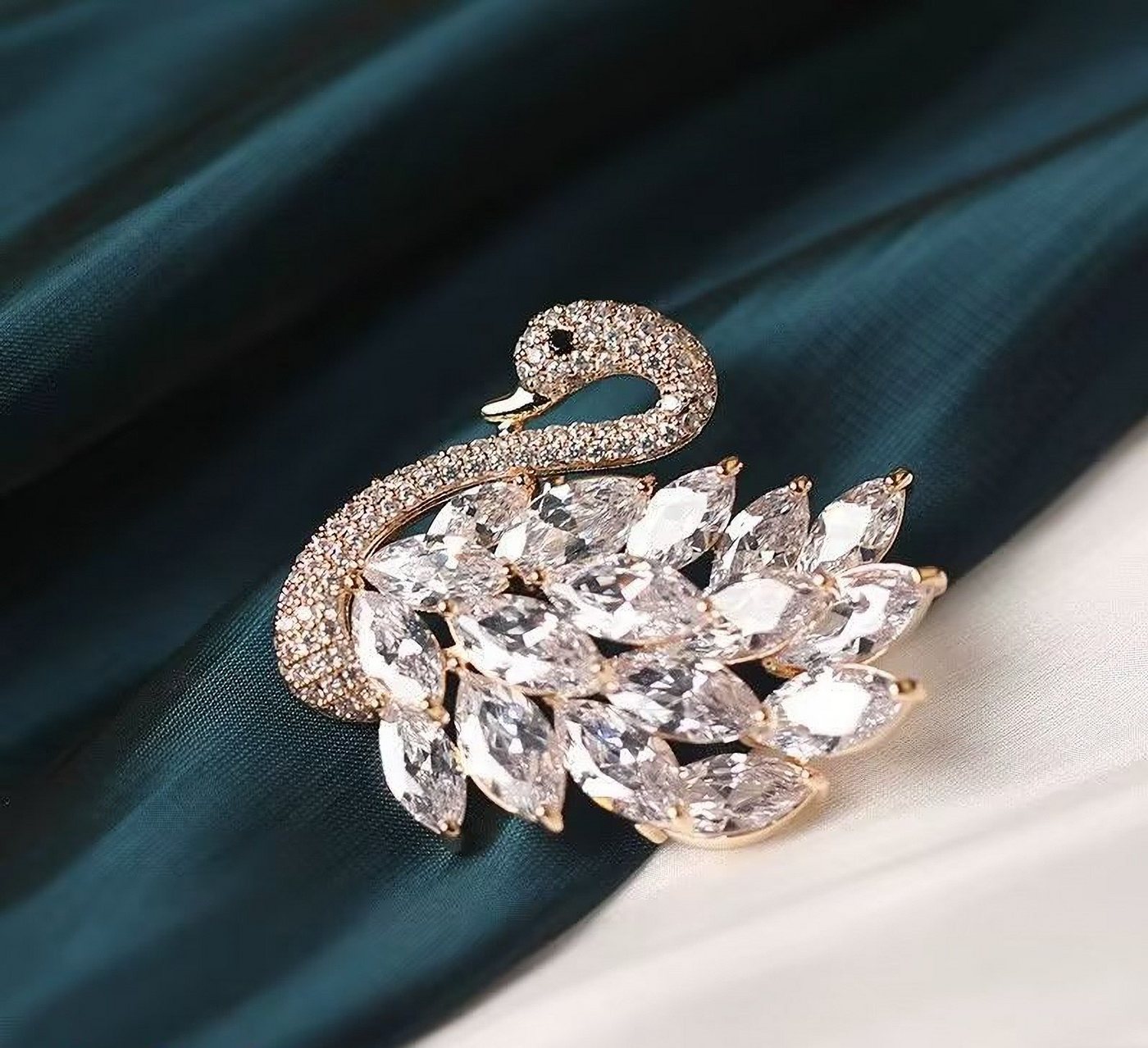 MayTree Brosche "Schwan",brillant (Stück, 1-tlg), Metallbrosche mit Glassteinen und Strass in Form eines Schmetterlings von MayTree