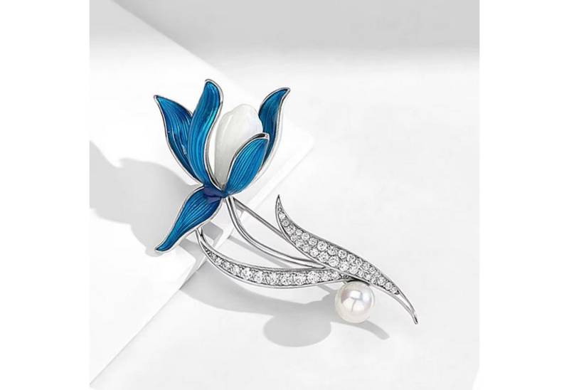 MayTree Brosche "blaue Lilie" (Stück, 1-tlg), Metallbrosche in Form einer Lilie mit Strass-Steinen und Zierperle von MayTree