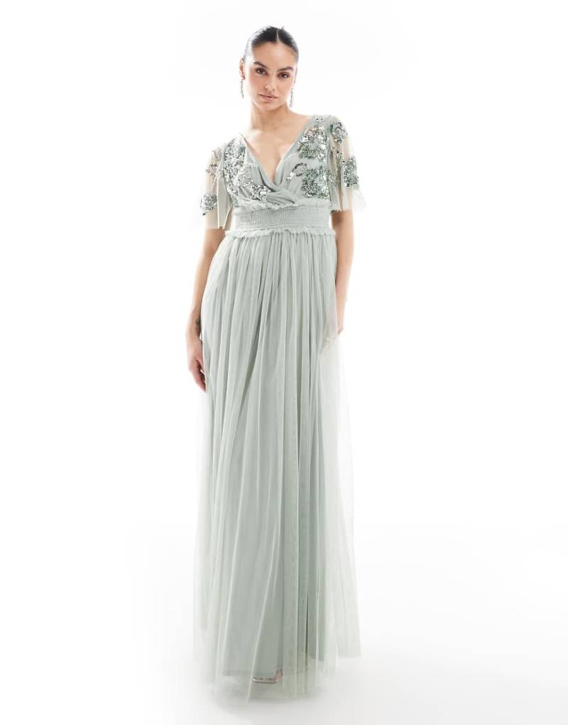 Maya - Kurzärmliges Maxi-Brautjungfernkleid in Salbeigrün mit gesmokter Taille und Blumenverzierung von Maya