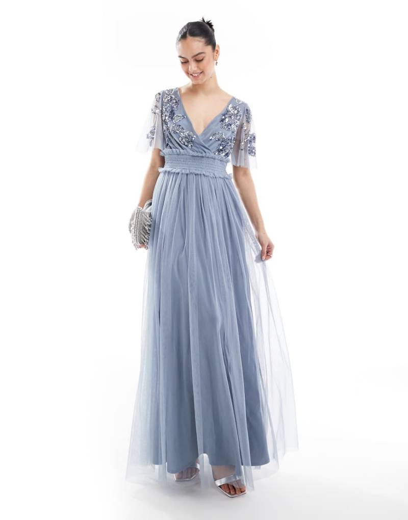 Maya - Kurzärmliges Maxi-Brautjungfernkleid in Staubblau mit gesmokter Taille und Blumenverzierung von Maya