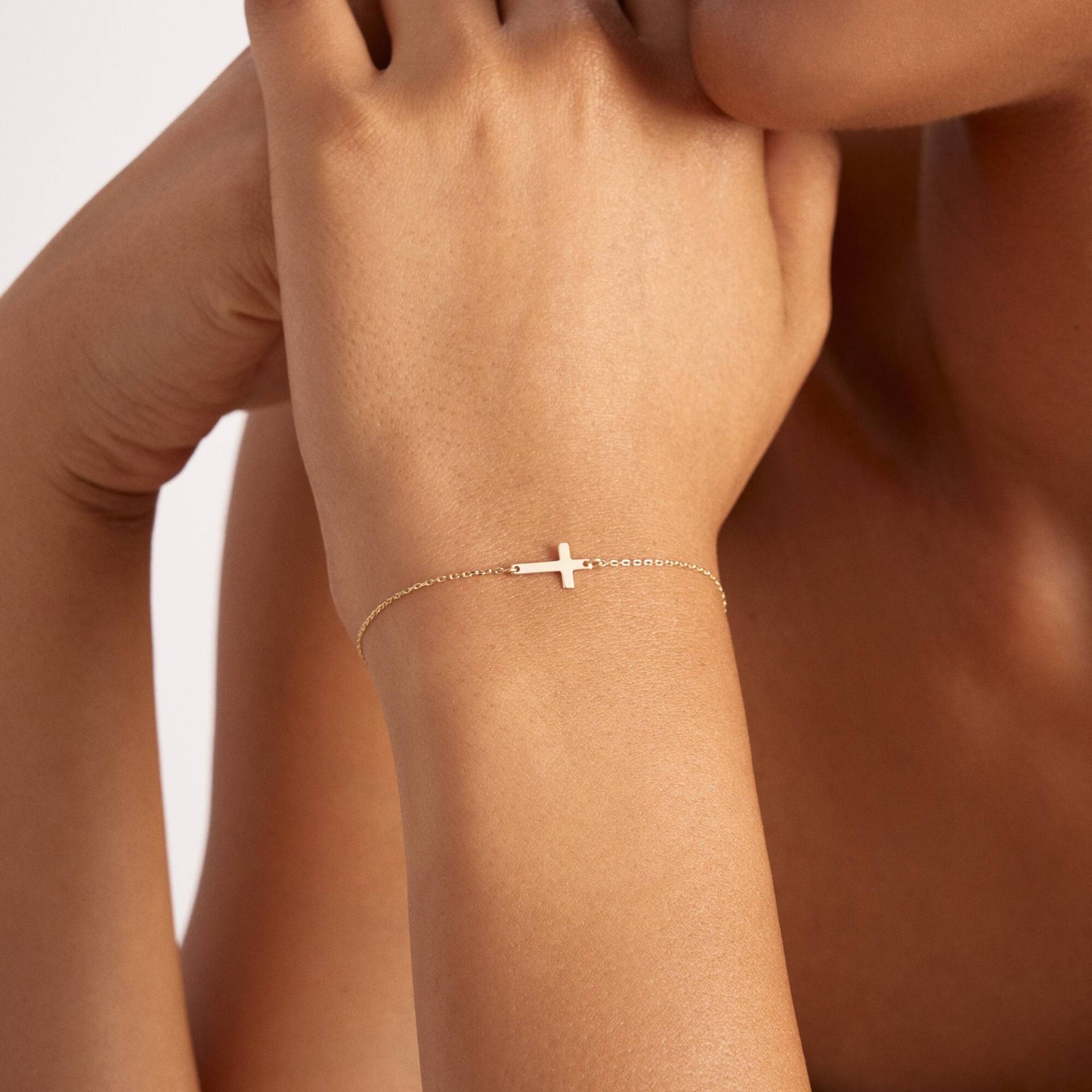 14K Solid Gold Kreuz Armband Für Frauen | Seitlich Schutz Echtgold Christian Schmuck Geschenk Sie von MayaAndMia