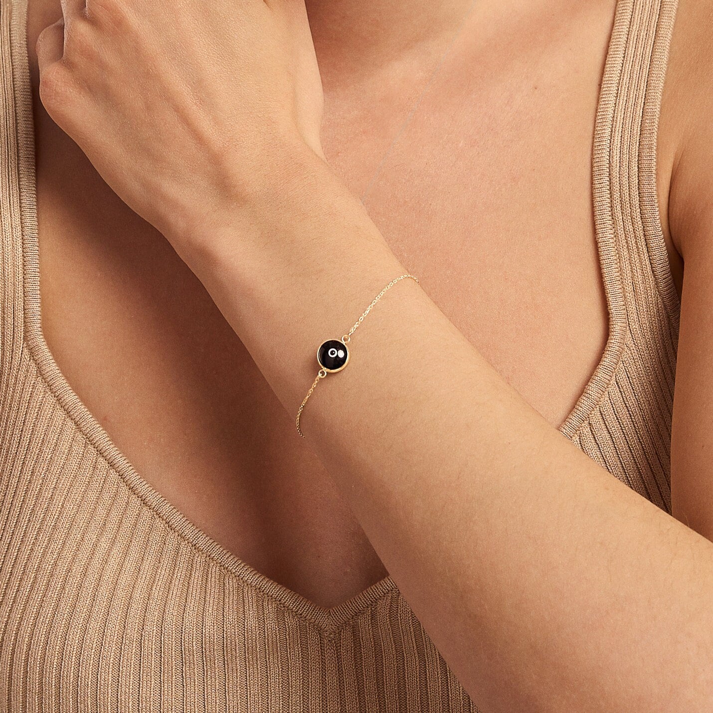 Schwarz Evil Eye Charm Armband in 14K Massivgold - Good Luck 14K Gold Armbänder Für Frauen von MayaAndMia