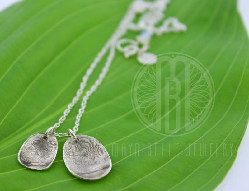 Zwei Kinderfingerabdrücke Aus Einer Form in Feinsilber Und Sterling Silberkette von MayaBelle