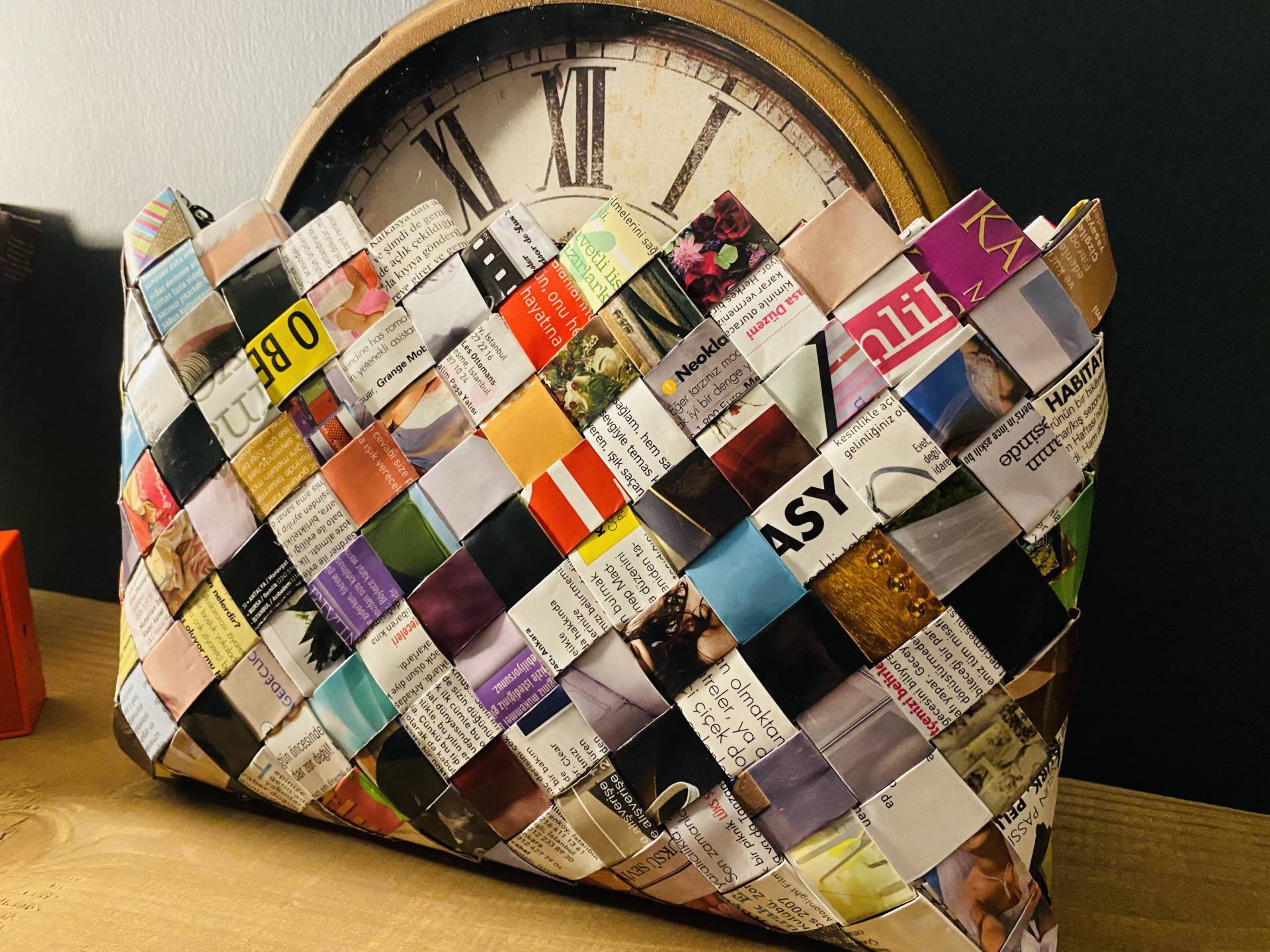Zeitschriftn-Kupplung, Recycelte Zeitschriften-Kupplung, Umweltfreundliche Modetasche, Handgefertigte Kupplung, Bunte Reißverschlusstasche Zeitschriftn-Kupplung, Recycelte Zeitschriften-Kupplung, Umweltfreundliche Modetasche, Handgefertigte Kupplung, Bunte Reißverschlusstasche von MayaCraftsDesign