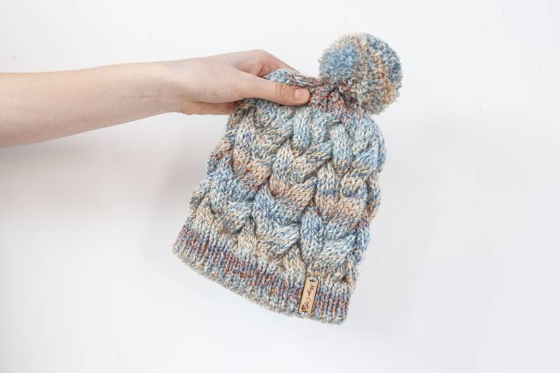 Handgestrickte Zopfmuster Mütze Blau Grau Acryl von MayaCroft