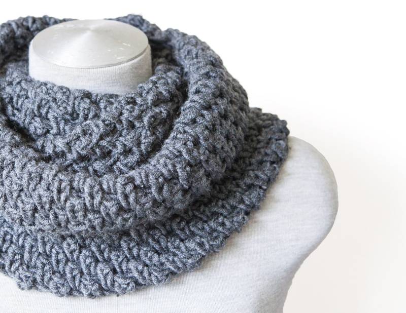 Gehäkelter Endlosschal Chunky Charcoal Grey Cowl, Soft Acrylic von MayaCroft