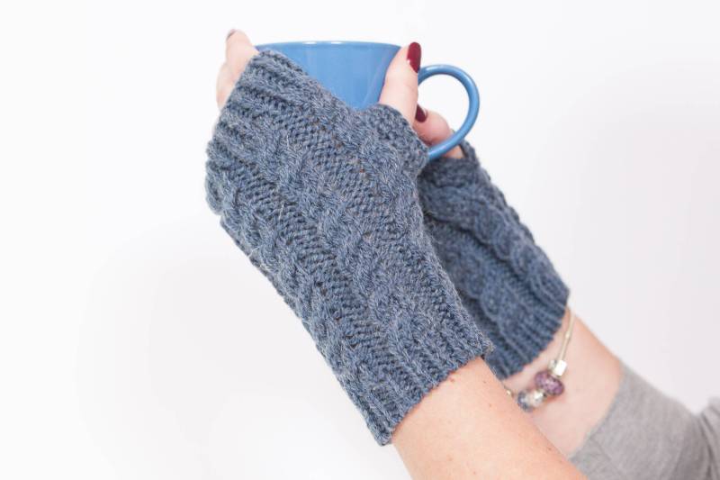 Denim Blau Gestrickte Armstulpen Pulswärmer Aus Acryl Wollmischung von MayaCroft