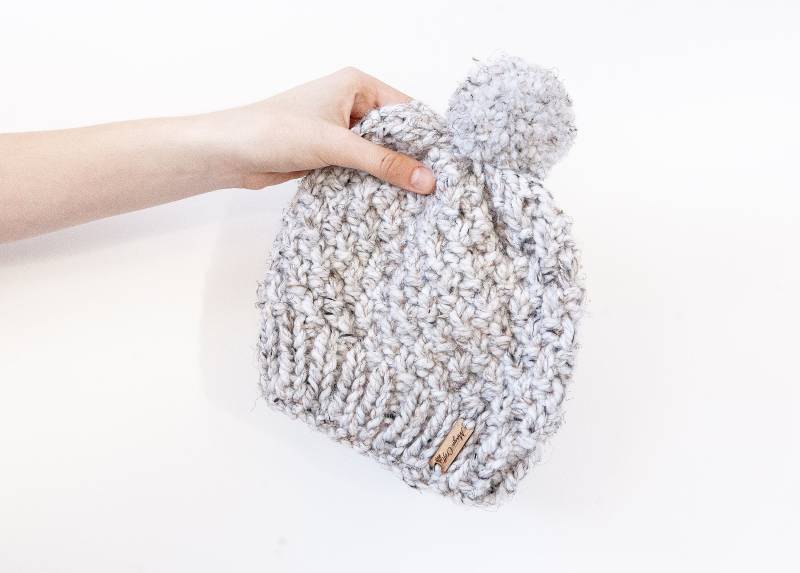 Dicke Chunky Hellgrau Bobble Hut. Pom Hand Gestrickte Wolle Mischung Beanie. Perfektes Winterzubehör von MayaCroft