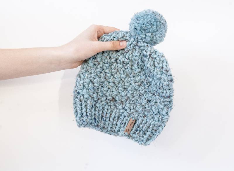 Dicke Chunky Mint Blau Bobble Hut. Pom Hand Gestrickte Wolle Mischung Beanie. Perfektes Winterzubehör von MayaCroft