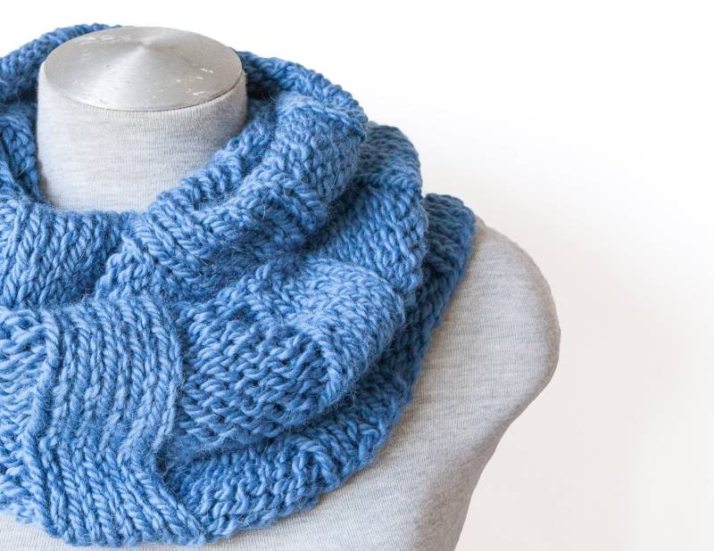 Gestrickten Alpaka Schal - Infinity Oversized Denim Blau Chunky Circle Haube Gestrickt Hand Gestrickten von MayaCroft