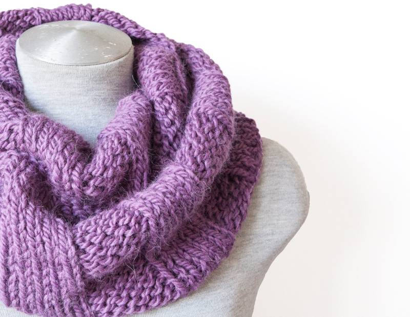 Gestrickten Alpaka Schal - Infinity Oversized Lila Chunky Circle Haube Gestrickt Hand Gestrickten von MayaCroft