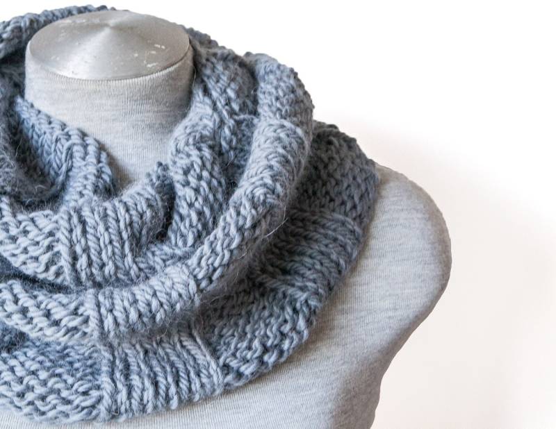 Gestrickten Alpaka Schal - Infinity Oversized Mittelgrau Chunky Circle Haube Gestrickt Hand Gestrickten von MayaCroft