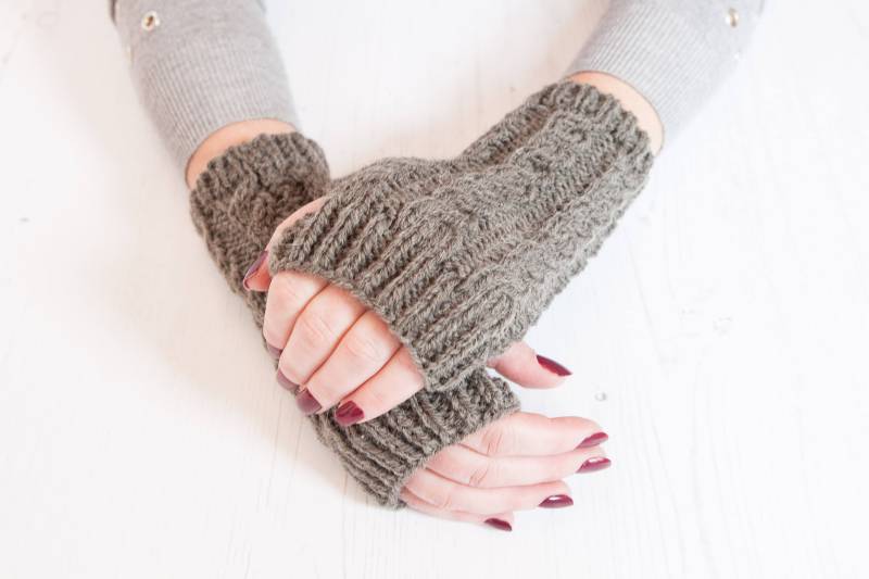 Graue Armstulpen - Pulswärmer Strickhandschuhe Handwärmer Sms Handschuhe Grauen von MayaCroft