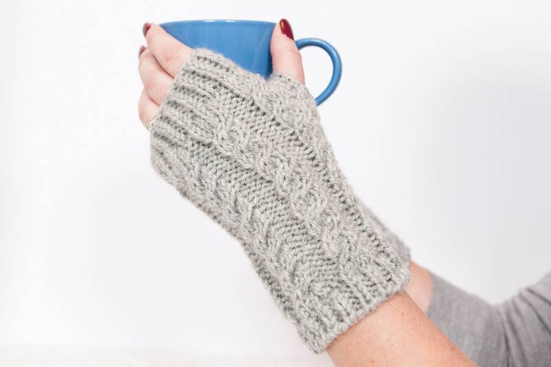 Graue Armstulpen - Pulswärmer Strickhandschuhe Handwärmer Sms Handschuhe Grauen von MayaCroft