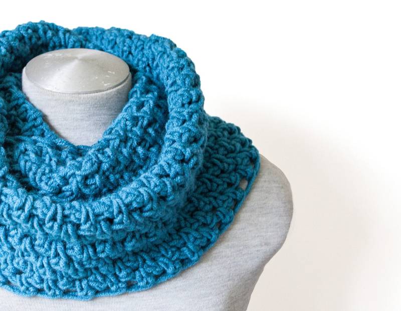 Häkelschal Klobige Schal - Infinity Oversized Blauen Chunky Kreis Häkeln Motorhaube Hand Gestrickte von MayaCroft