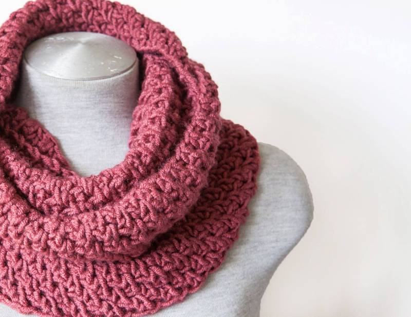 Häkelschal Klobige Schal - Infinity Oversized Cranberry Roten Chunky Kreis Häkeln Motorhaube Hand Gestrickten von MayaCroft