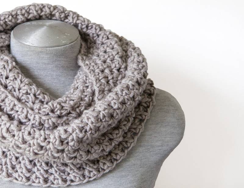Häkelschal Klobige Schal - Infinity Oversized Stein Braun Chunky Circle Häkeln Motorhaube Hand Gestrickten von MayaCroft