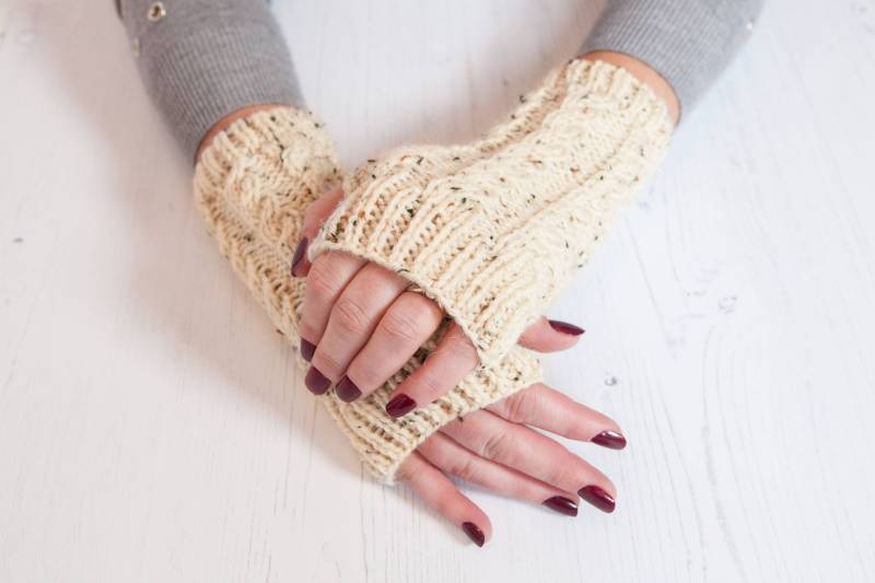 Oatmeal Zopfmuster Armstulpen Pulswärmer Aus Acrylwolle von MayaCroft